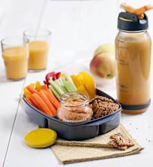 Hummus paprykowy, domowe krakersy i napój jabłkowo-pomarańczowy