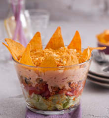 Sałatka w stylu meksykańskim z mięsem i nachos