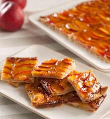 Tartă cu nectarine și cremă Frangipane cu alune de pădure