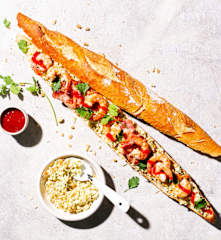 Sandwich aux crevettes, au bacon et à la salade de chou