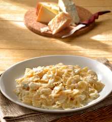 Farfalle ai quattro formaggi (farfalle cu patru tipuri de brânză)