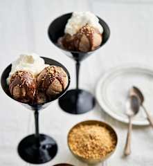 Gelado de avelã com chocolate quente e chantilly