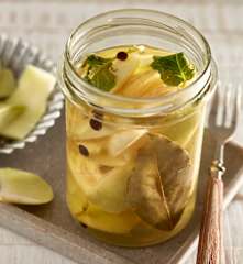 Eingemachte Kohlrabischalen