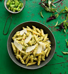 Massa fria com pesto de favas