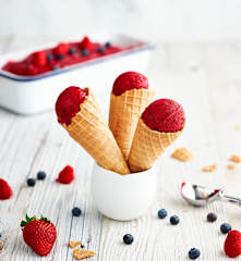 Glace au yaourt, à la fraise et à la myrtille