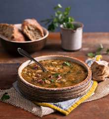 Zupa fasolowa na wędzonych żeberkach