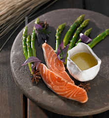 Warmer Spargelsalat mit gebeiztem Lachs und Sternanis