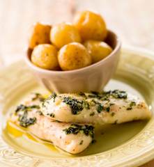 Lombinhos de pescada com alho e coentros e batatinhas