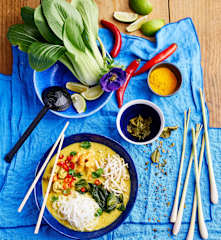 Laksa de camarão e frango