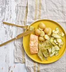 Salmão com batata nova e legumes de verão
