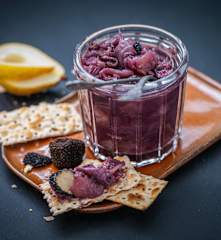Compotée d'oignons, poires et truffe