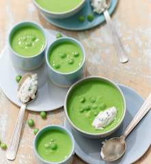 Velouté de petits pois, quenelle de fromage
