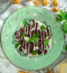 Ravioli di cacao con frutta secca in crema di formaggi