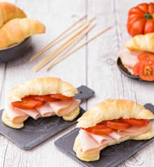 Brioche con tacchino arrosto e pomodoro fresco