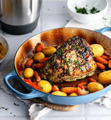 烤猪肉和意式蔬菜通心粉汤