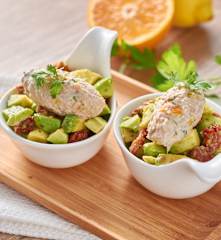 Tartar de aguacate y tomates secos con mousse de atún