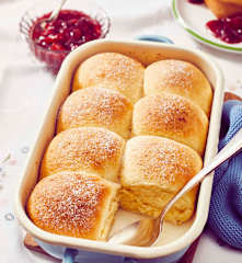 Buchteln mit Pflaumenkompott