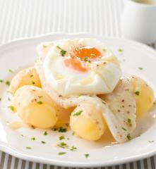 Filetes com molho de mostarda com batatinhas novas e ovos escalfados