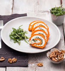 Rolada paprykowa z serem kozim, rukolą i orzechami włoskimi