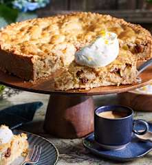 Gedeckter Apfelkuchen mit karamellisierten Äpfeln