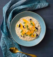 Coconut rice pudding with fresh mango