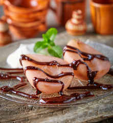 Peras con chocolate y chile morita