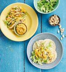 Tacos mit Huhn und Erdnusssauce