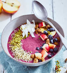 Beeren-Smoothie Bowl mit Maulbeeren