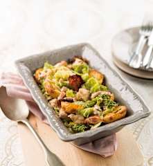 Frango com molho de mostarda, couve-lombarda e batatinhas no forno