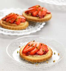 Tartelette fine aux fraises et crème à la pistache