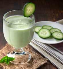 Orzeźwiający koktajl z ogórkiem, jogurtem i miętą