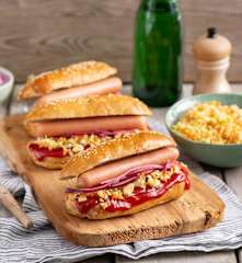 Fit hot-dogi z surówką i marynowaną cebulą