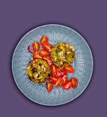 Gemüse-Muffins mit Tomatensalat