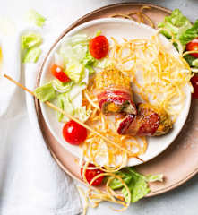 Pikantní kuřecí kebab s bramborovými spirálkami a salátem