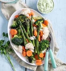 Parowane warzywa z parmezanowym dipem