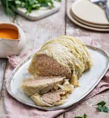 Rolada wieprzowa w kapuście z ziemniakami i sosem