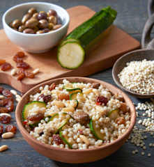 Sorgo con zucchine, uvetta e pinoli (vegan)