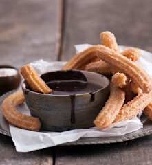 Churros z sosem czekoladowym