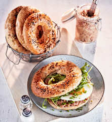 Bagels mit Schinken-Jam und Spiegeleiern