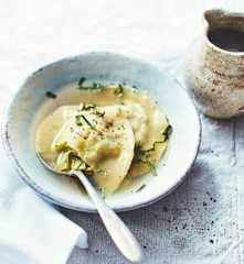 Ravioli de poireau, bouillon au citron