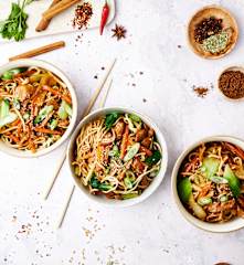 Noodles com peru e molho de ameixa