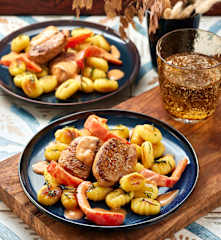 Schweinefilet mit Paprika-Rahm-Sauce und Salbei-Gnocchi