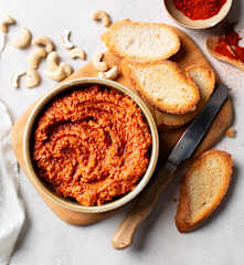 Pasta z pieczonej papryki i orzechów