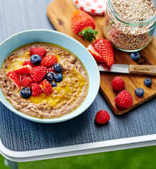 Granola-Porridge mit Nektarinenpüree und Obst