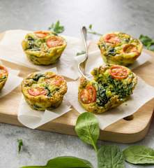 Muffins de huevo con espinacas y tomates