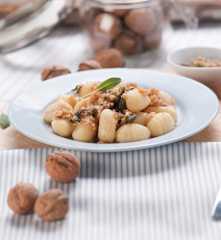 Gnocchi z masłem orzechowo-szałwiowym
