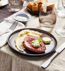 Rôti de bœuf, purée de pommes de terre et céleri
