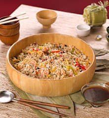 Ensalada oriental de arroz, langostinos, pimientos y brotes de soja