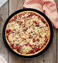 Roggenpizza mit Tomaten-Paprika-Sauce