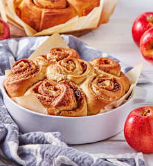 Roles de canela con tropiezos de manzana (Black Diamond)